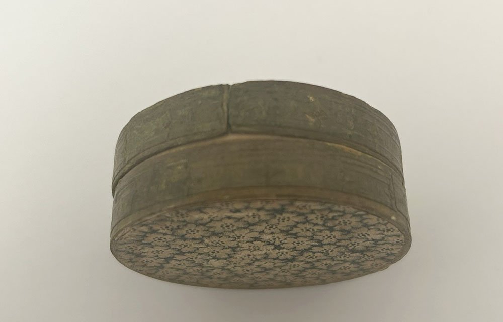 Small, Round Cardboard Box With A Romantic 19th-century Flower-shaped Cutout Under Glass-photo-4