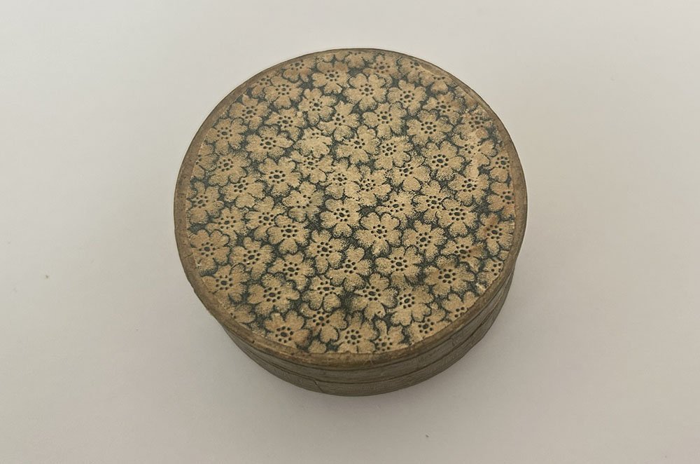 Small, Round Cardboard Box With A Romantic 19th-century Flower-shaped Cutout Under Glass-photo-3