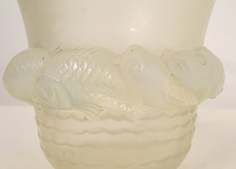 Vase Verre Opalescent Moulé René Lalique Modèle Piriac Poissons XXè Siècle-photo-1