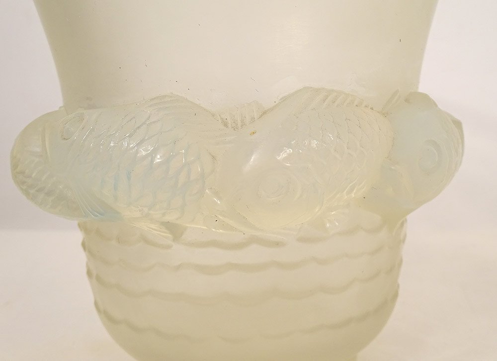 Vase Verre Opalescent Moulé René Lalique Modèle Piriac Poissons XXè Siècle-photo-2
