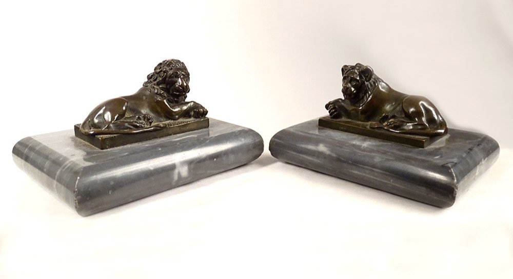 Paire Sculptures Presse-papiers Bronze Lions Couchés Marbre Gris XVIIIème
