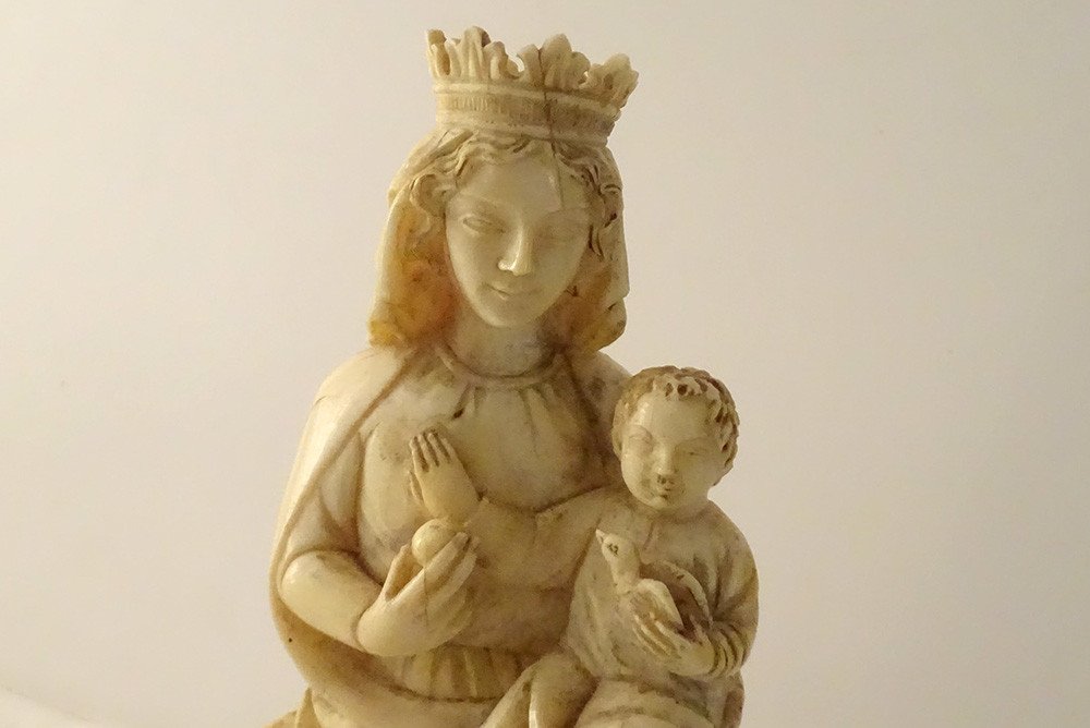 Vierge à l'Enfant Couronnée Ivoire Sculpté Gothique Jésus Oiseau XIXème-photo-2