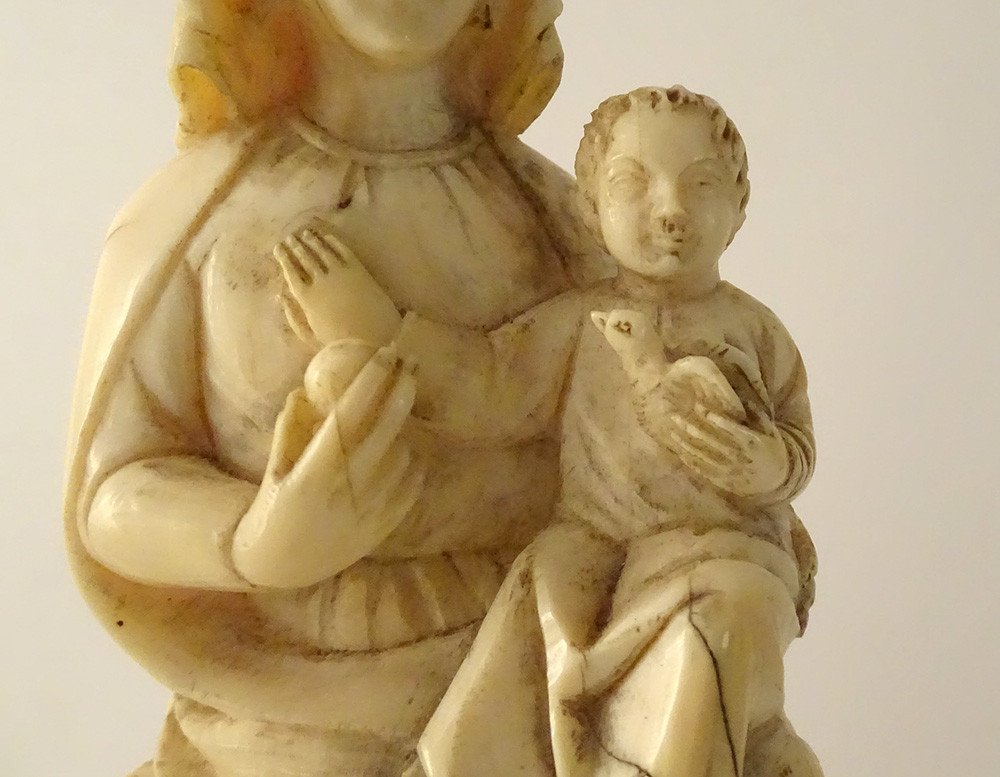 Vierge à l'Enfant Couronnée Ivoire Sculpté Gothique Jésus Oiseau XIXème-photo-3
