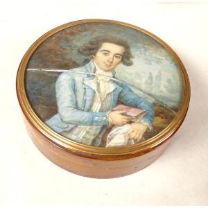 Round Box With Miniature Of A Gentleman Or Scholar, In Blond Tortoiseshell, Late 18th Century