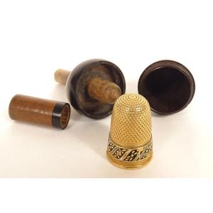 Dé à coudre or massif 18K émaillé étui aiguilles bois gland 4,45gr XIXème