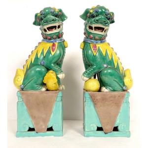 Pair Of Chinese Porcelain Dragon And Dog Sculptures From Fo, China, 19th Century