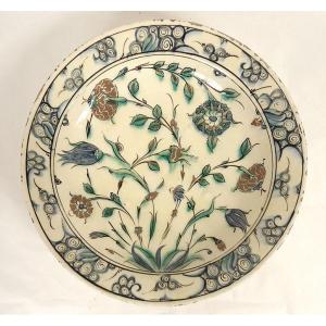 Grand plat Iznik céramique fleurs œillets tulipes Art Ottoman Turquie XVIIè