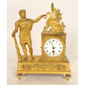 Empire Style Desk Clock Depicting Hercules, The Nemean Lion, In Gilt Bronze, 19th Century