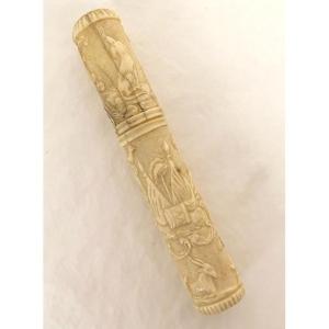 Etui message billet doux os sculpté Dieppe chien fleurs fruits drapeaux XIXè