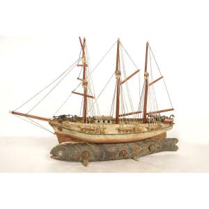 Maquette bateau pêche cachalot sculpté trois-mâts bois souvenir globe XIXè