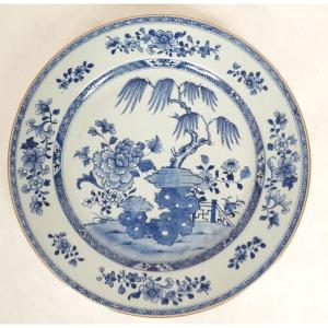 Large White And Blue Porcelain Platter From The Kangxi Garden, China East India Company, 18th Century