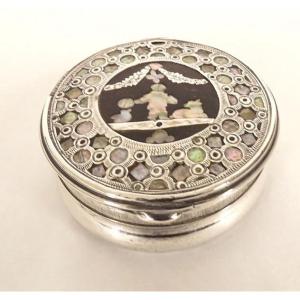 Small Round Box In Solid Silver, Mother-of-pearl, Tortoiseshell, With Animal Figures, 19th Century