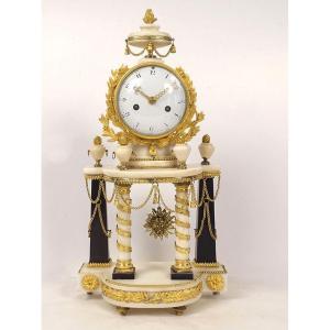Pendule portique Louis XVI colonnes marbre blanc bronze doré vases XVIIIème
