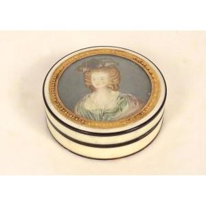 Boîte ronde ivoire écaille miniature peinte femme Marie-Antoinette XVIIIème