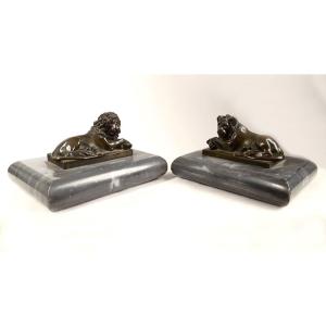 Paire Sculptures Presse-papiers Bronze Lions Couchés Marbre Gris XVIIIème