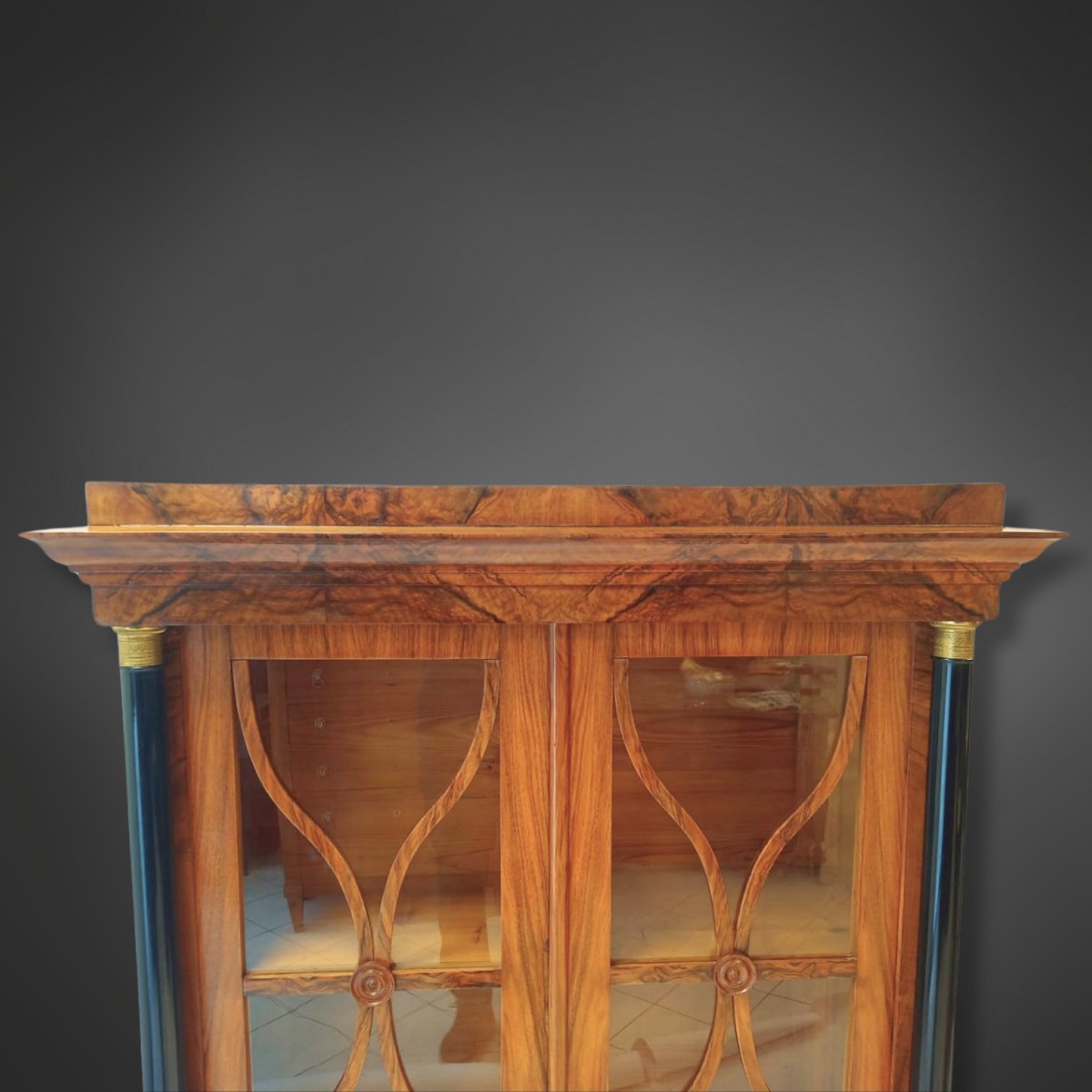 Vitrine Biedermeier avec colonnes noircies-photo-1