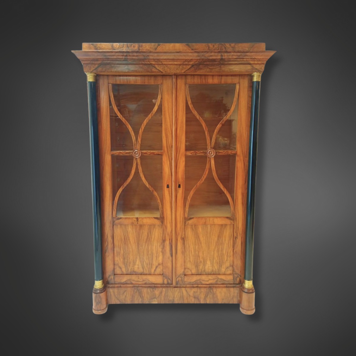 Vitrine Biedermeier avec colonnes noircies