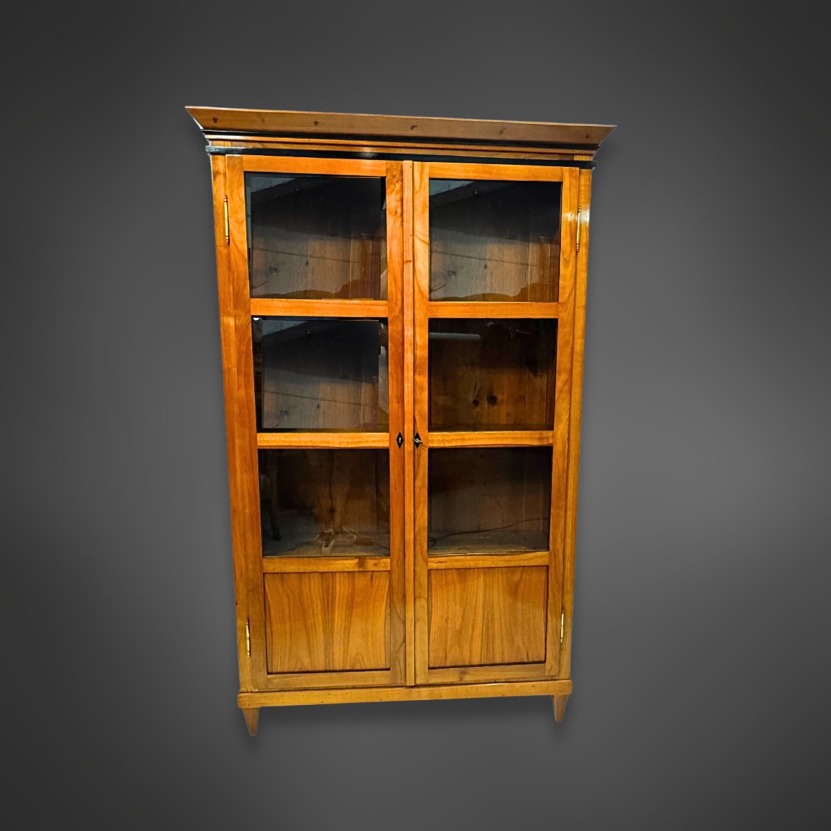 Vitrine Biedermeier, à deux portes, merisier massif, Allemagne du Sud 1825