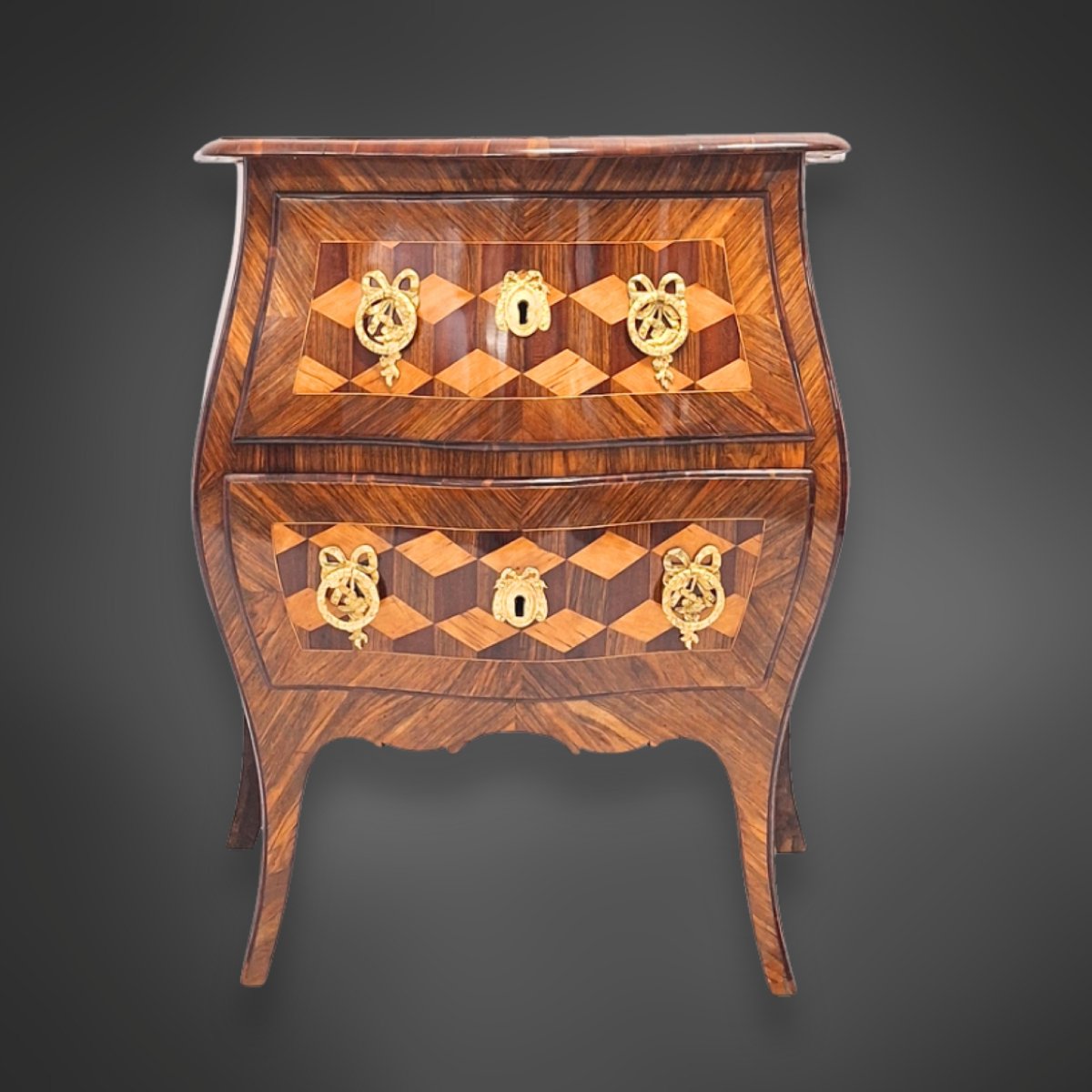 Commode  L.XV petite, marqueterie en cube, deuxième moitié du XVIIIe siècle.-photo-3