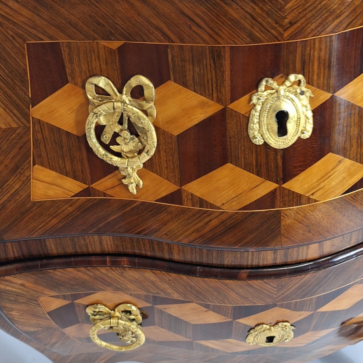 Commode  L.XV petite, marqueterie en cube, deuxième moitié du XVIIIe siècle.-photo-1