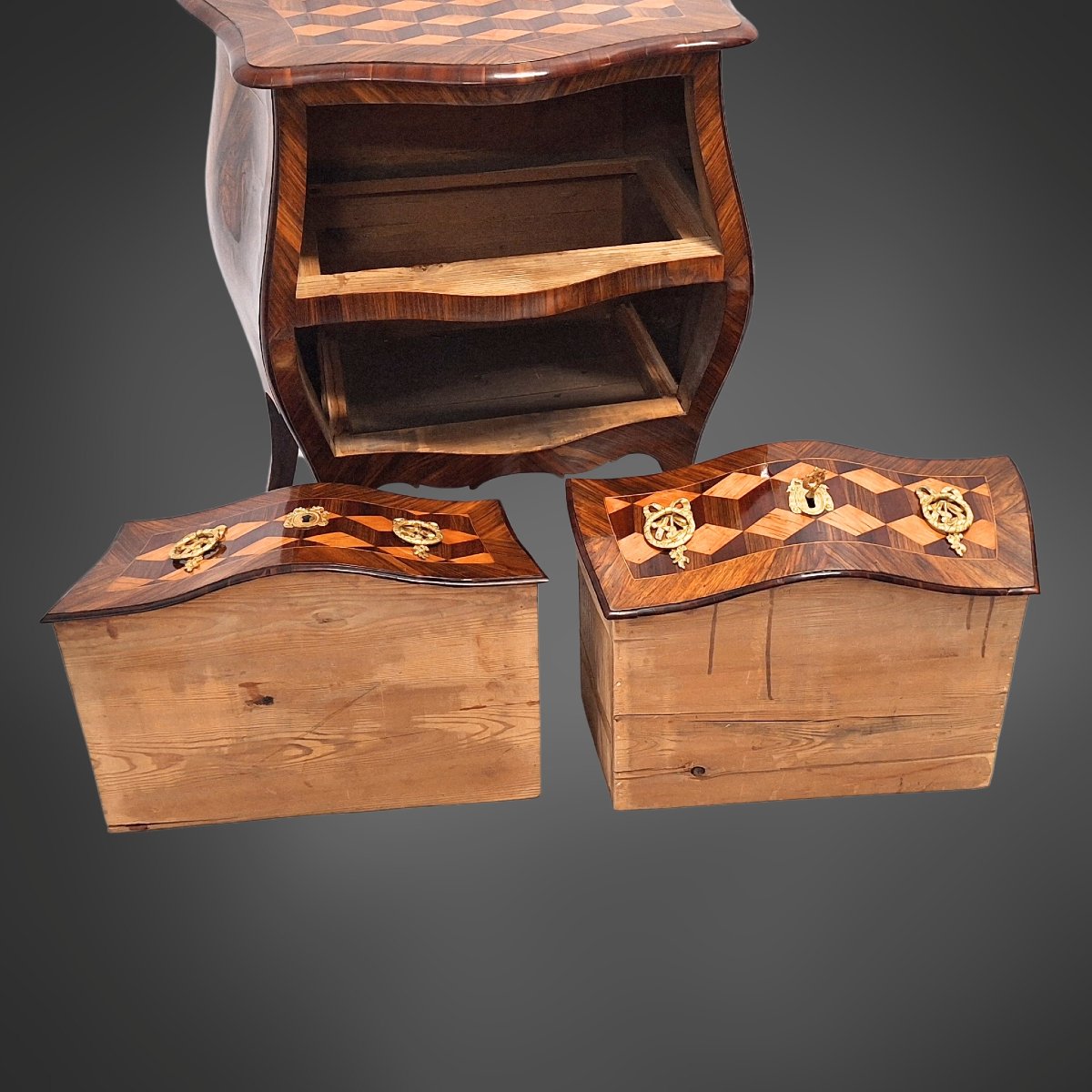 Commode  L.XV petite, marqueterie en cube, deuxième moitié du XVIIIe siècle.-photo-7