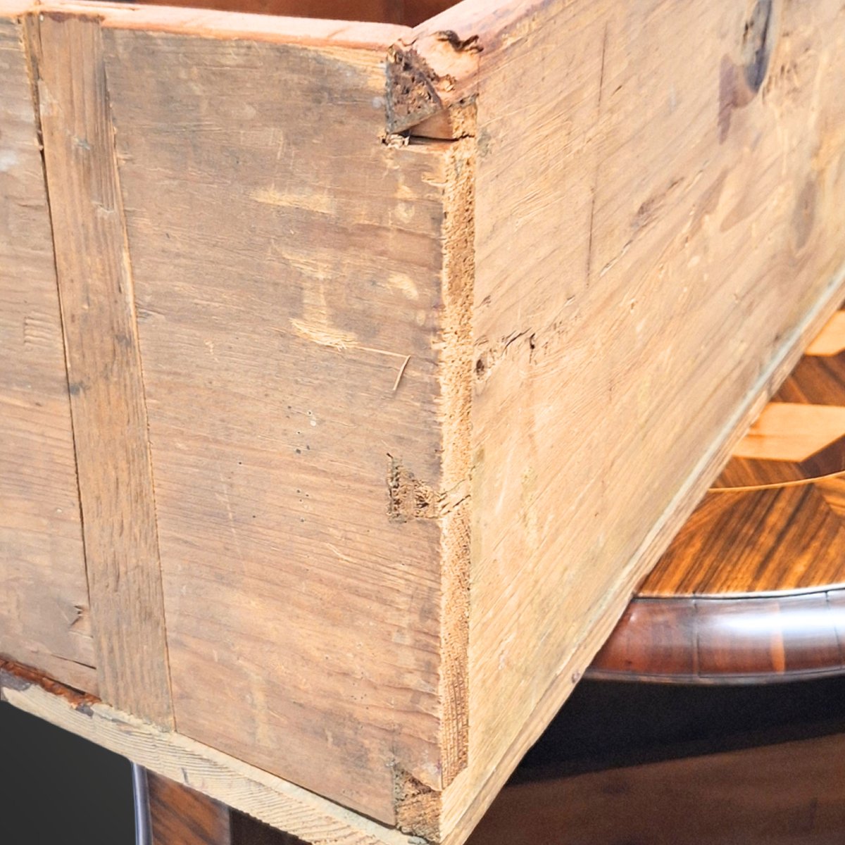 Commode  L.XV petite, marqueterie en cube, deuxième moitié du XVIIIe siècle.-photo-8