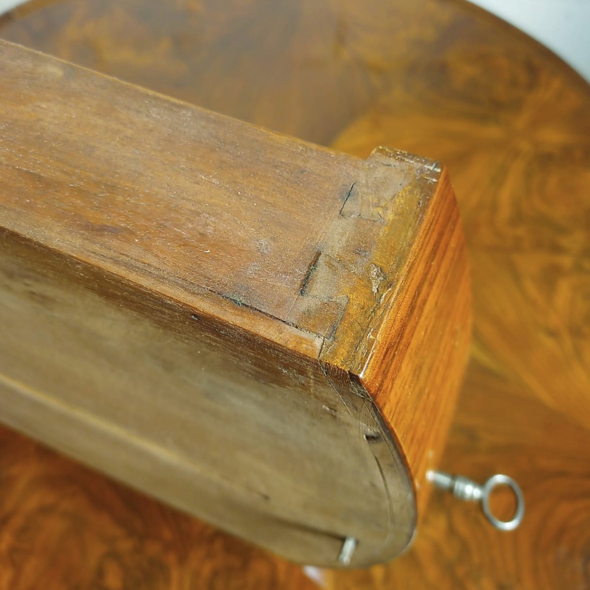 Table d'appoint Biedermeier à plateau tournant, noyer, vers 1825-photo-8