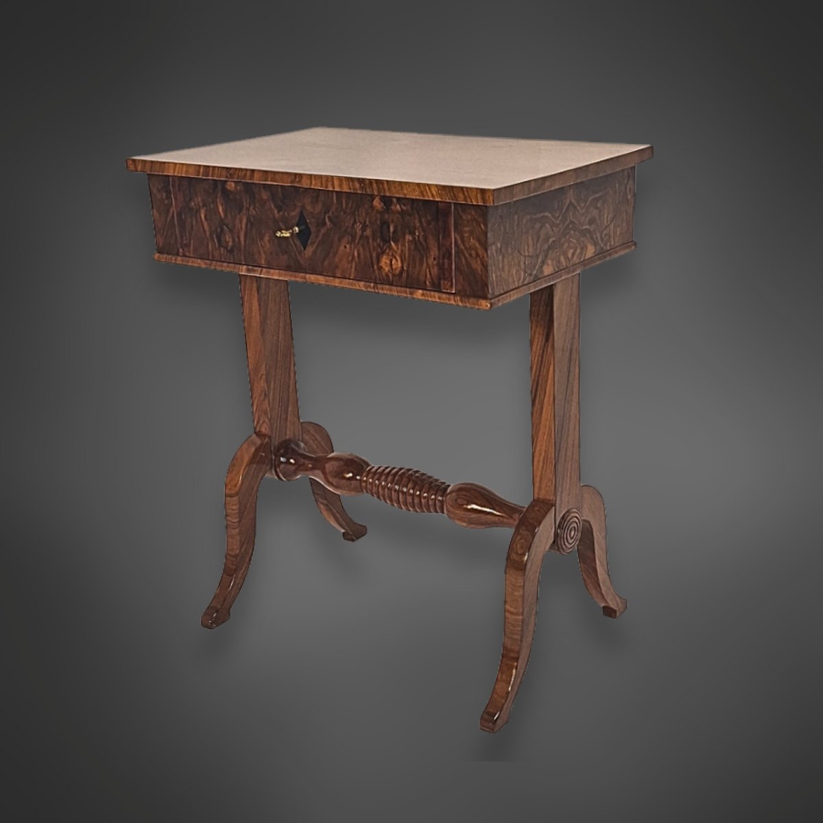 Guéridon/ Table,  Biedermeier, placage noyer, vers 1840