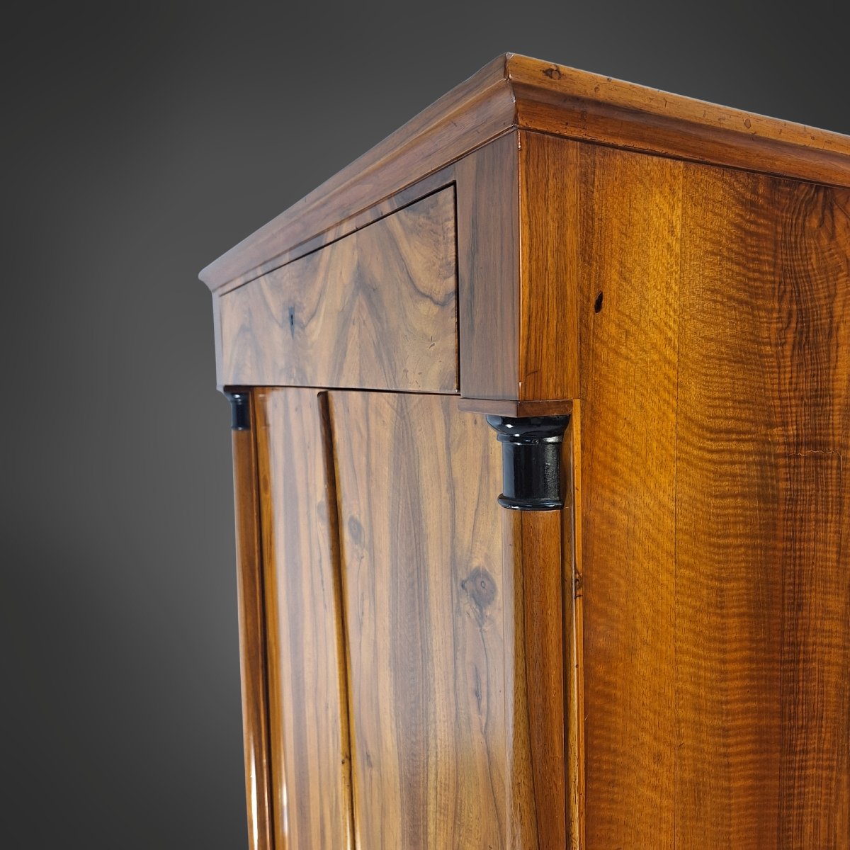 Demi-armoire Biedermeier (vertiko) à demi-colonnes, noyer, Allemagne vers 1820-photo-4