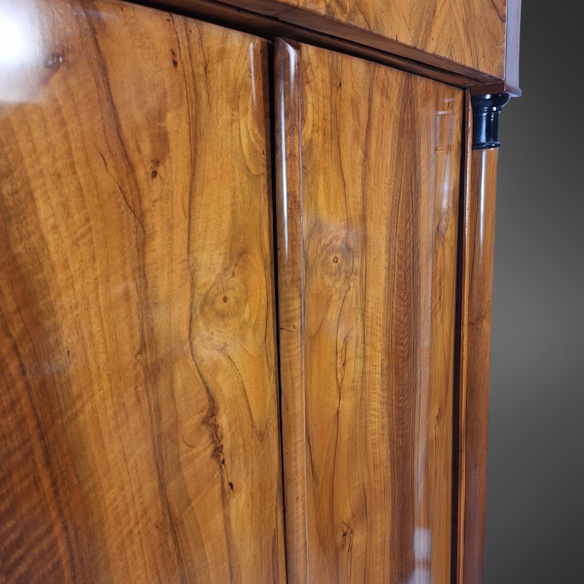 Demi-armoire Biedermeier (vertiko) à demi-colonnes, noyer, Allemagne vers 1820-photo-4