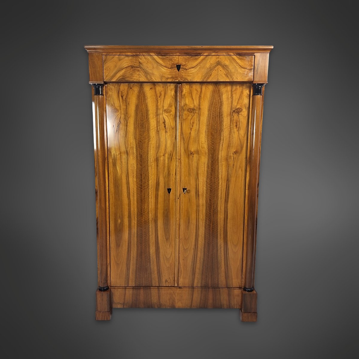 Demi-armoire Biedermeier (vertiko) à demi-colonnes, noyer, Allemagne vers 1820