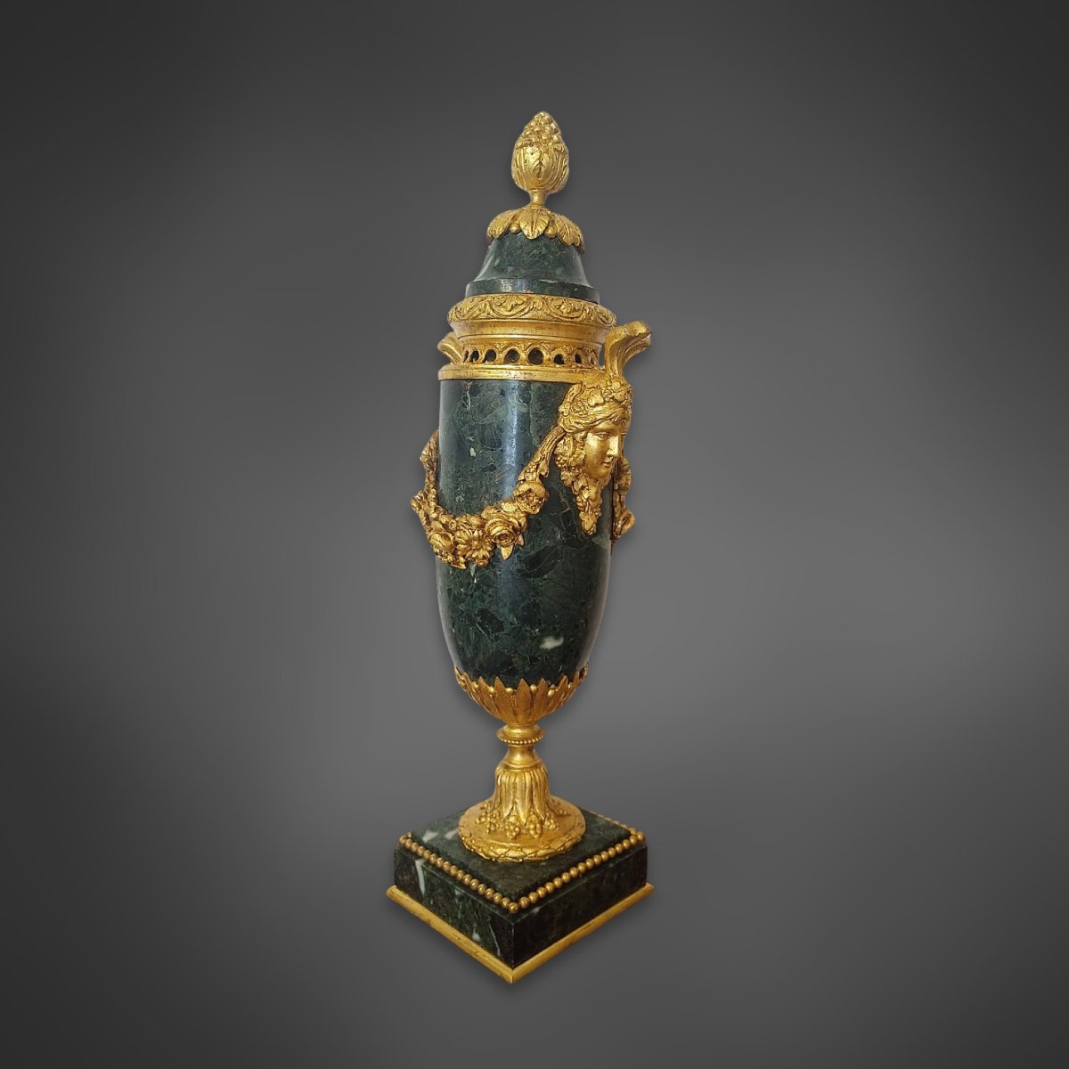 Paire de cassolettes de style Louis XVI, marbre vert et bronzes dorés, XIXe siècle-photo-2