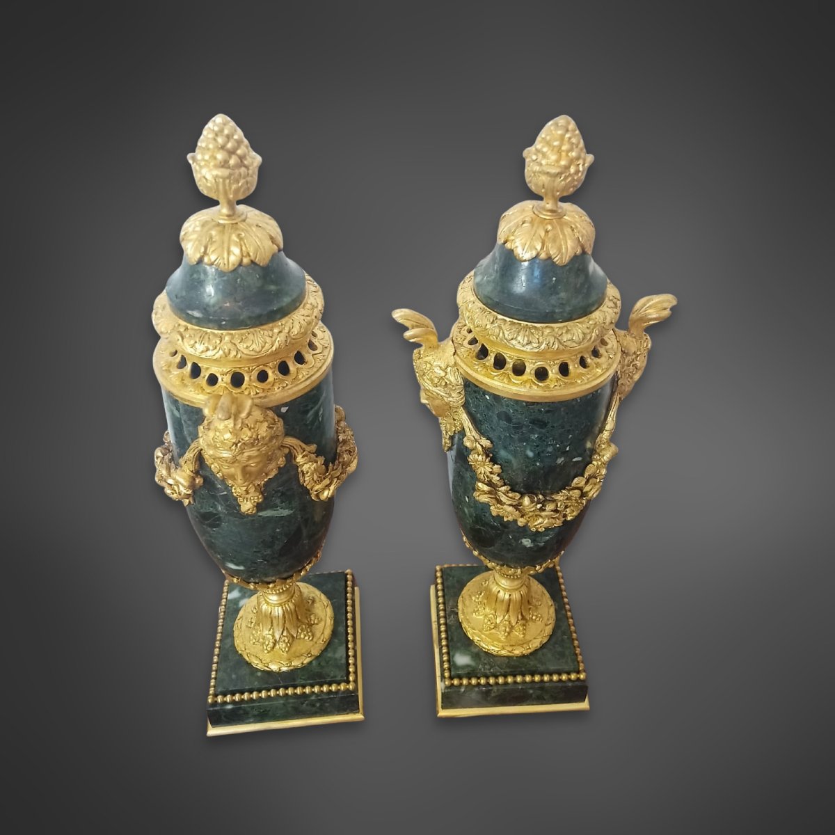Paire de cassolettes de style Louis XVI, marbre vert et bronzes dorés, XIXe siècle-photo-1