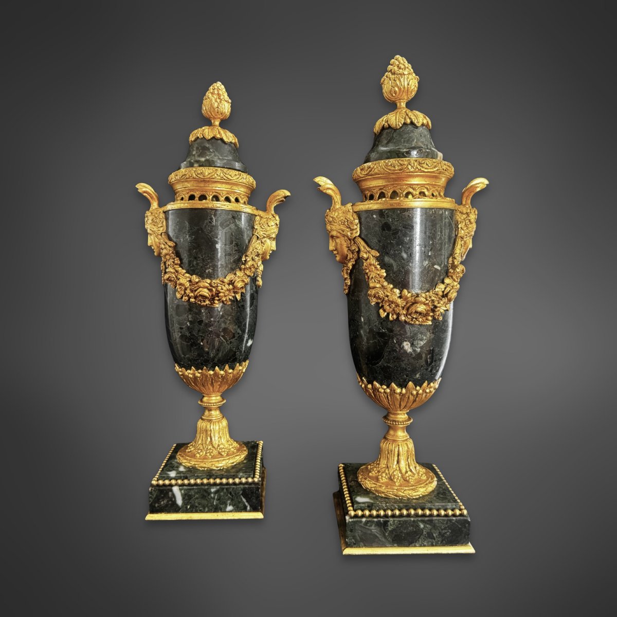 Paire de cassolettes de style Louis XVI, marbre vert et bronzes dorés, XIXe siècle-photo-3