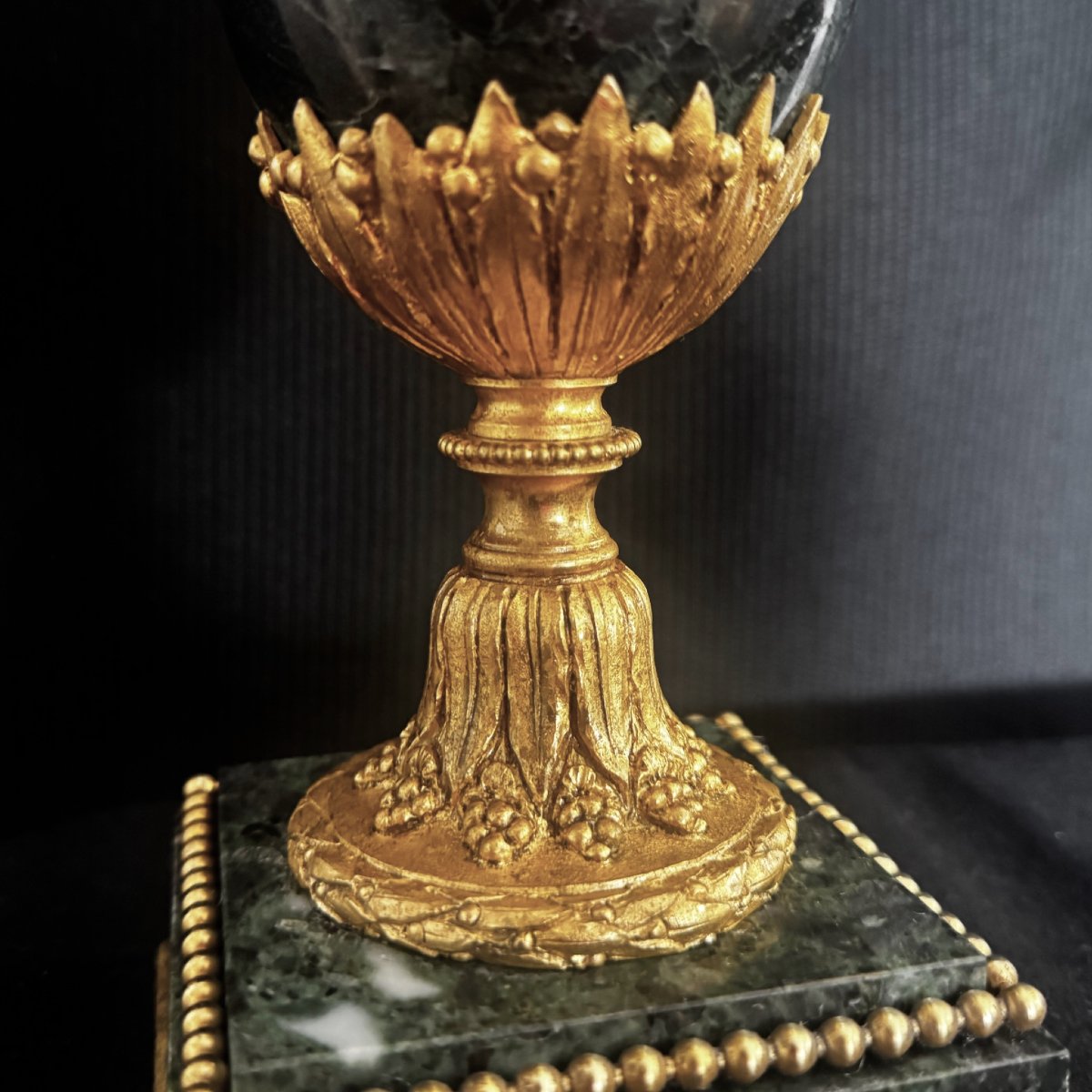 Paire de cassolettes de style Louis XVI, marbre vert et bronzes dorés, XIXe siècle-photo-5