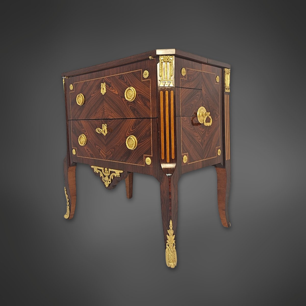 Burgundy Convertible Desk – A Convertible Piece Of Furniture In The Transitional Style, Second Me-photo-3