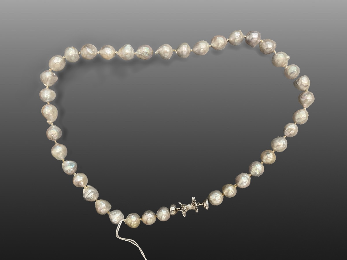 Collier de perles  avec fermeture en or blanc