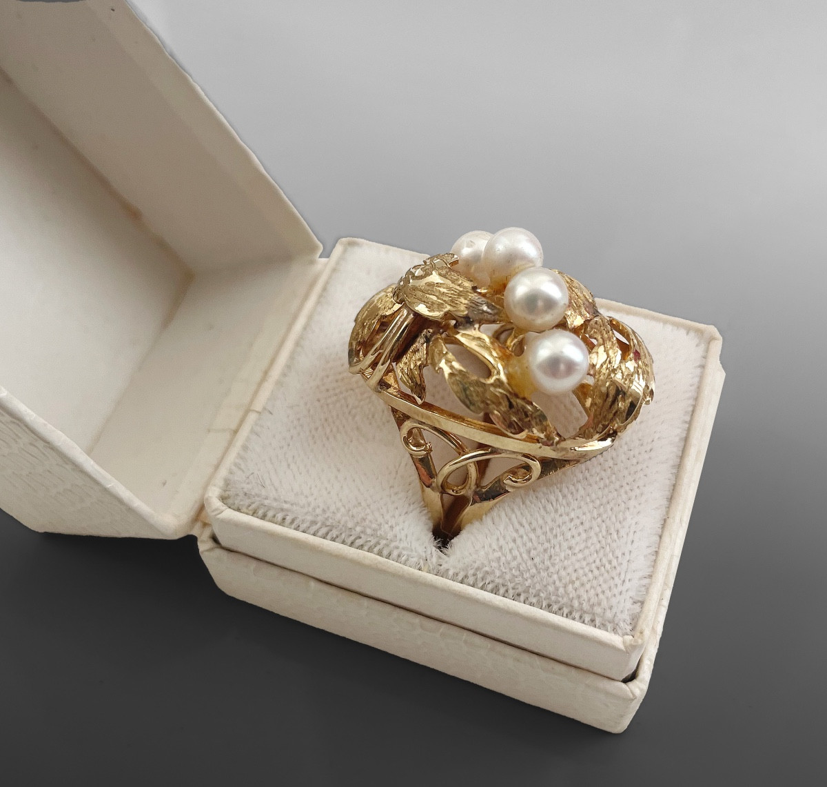 Ladies' Ring With 4 Pearls 