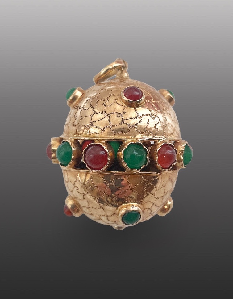 Opulent Ball-shaped Pendant 