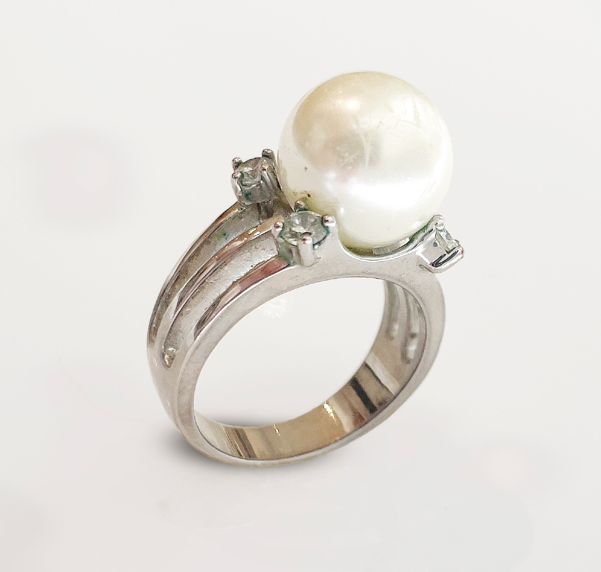 Bague en or avec une grande perle et des brillants-photo-3