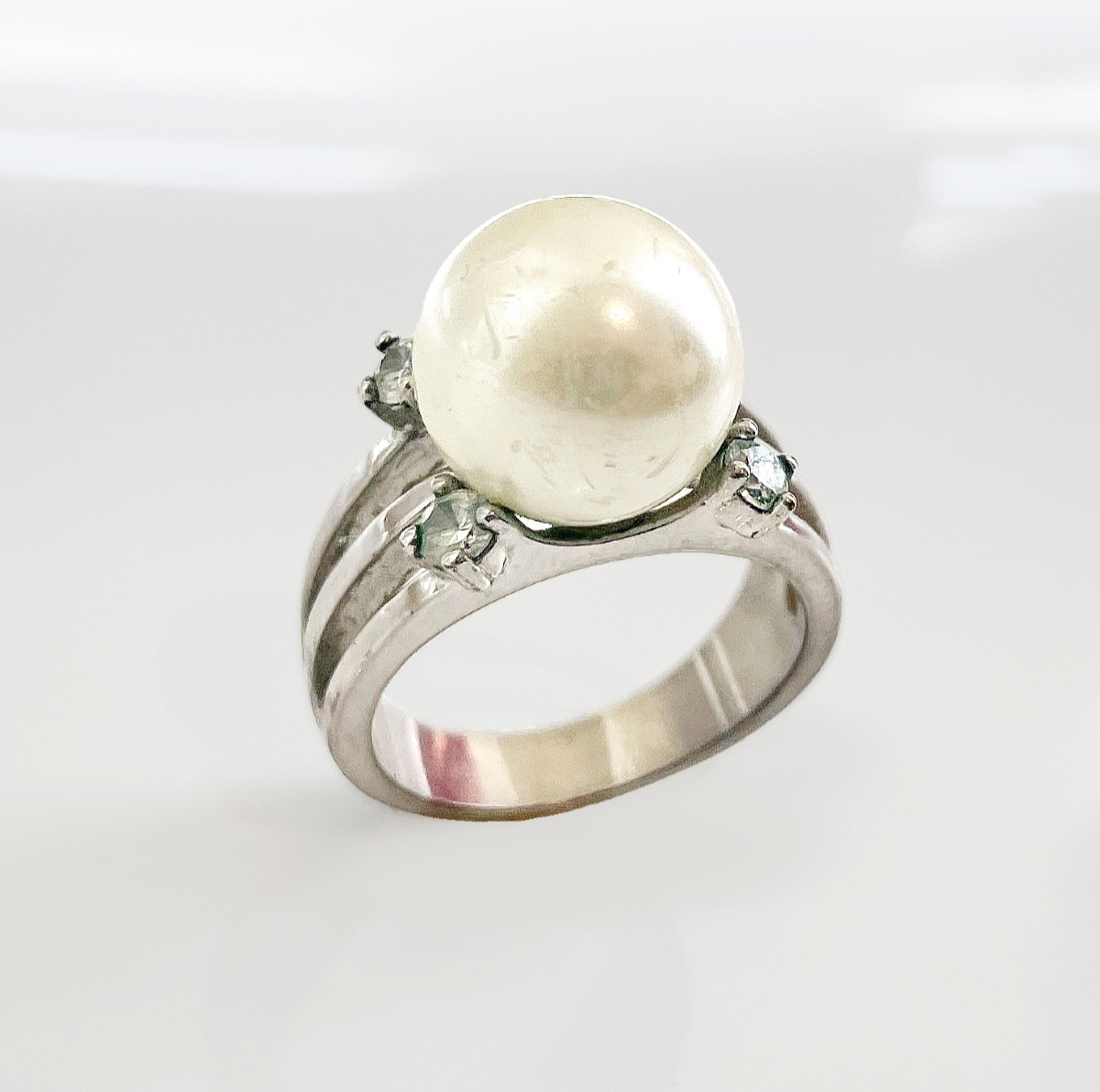 Bague en or avec une grande perle et des brillants