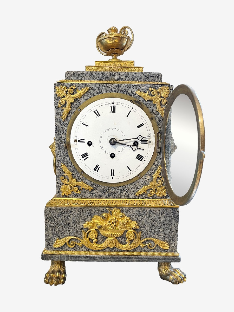 Horloge Empire viennoise Avec applications en pierre et bronze Vienne, vers 1810