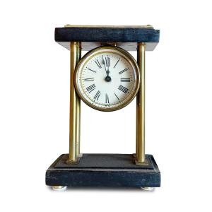 Réveil Art nouveau en métal avec socle en bois