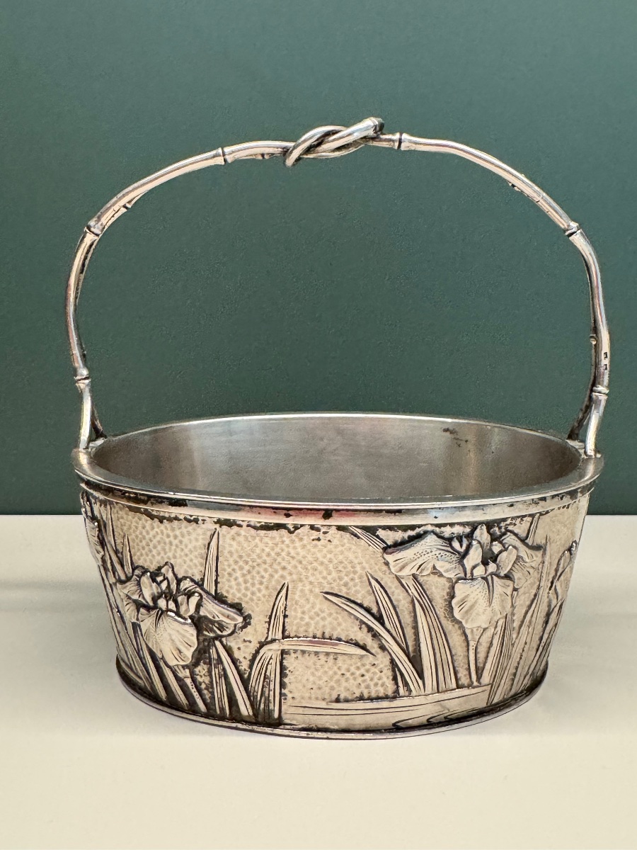 Japan:  Miyamoto Shoko Silversmith, Small Solid Silver Basket, Late Meji Period, Iris Decorations-photo-3