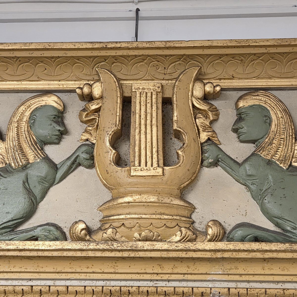 Grand trumeau de style Directoire en bois laqué et doré – Sphinx ailés – Fin XIXᵉ siècle-photo-2