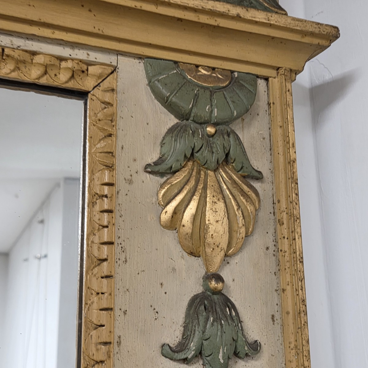 Grand trumeau de style Directoire en bois laqué et doré – Sphinx ailés – Fin XIXᵉ siècle-photo-4