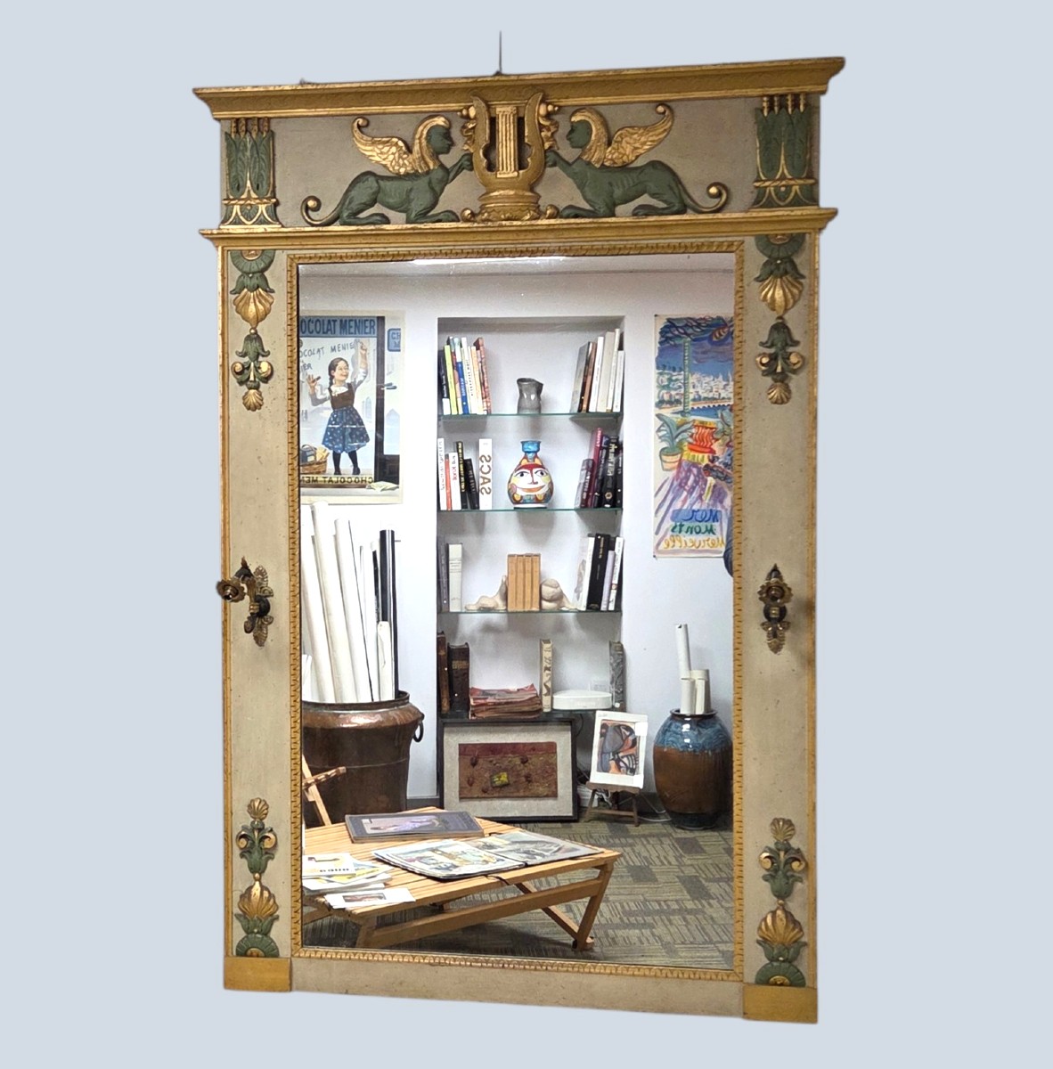 Grand trumeau de style Directoire en bois laqué et doré – Sphinx ailés – Fin XIXᵉ siècle