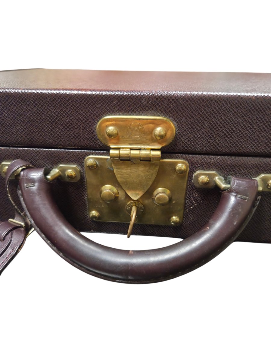 LOUIS VUITTON Mallette  "Président" en cuir taïga bordeaux .-photo-3