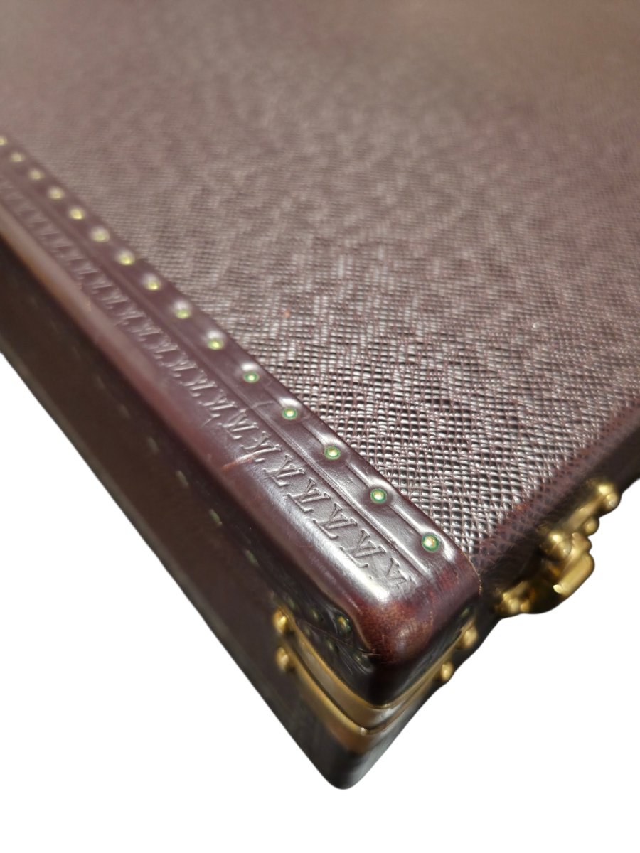 LOUIS VUITTON Mallette  "Président" en cuir taïga bordeaux .-photo-8