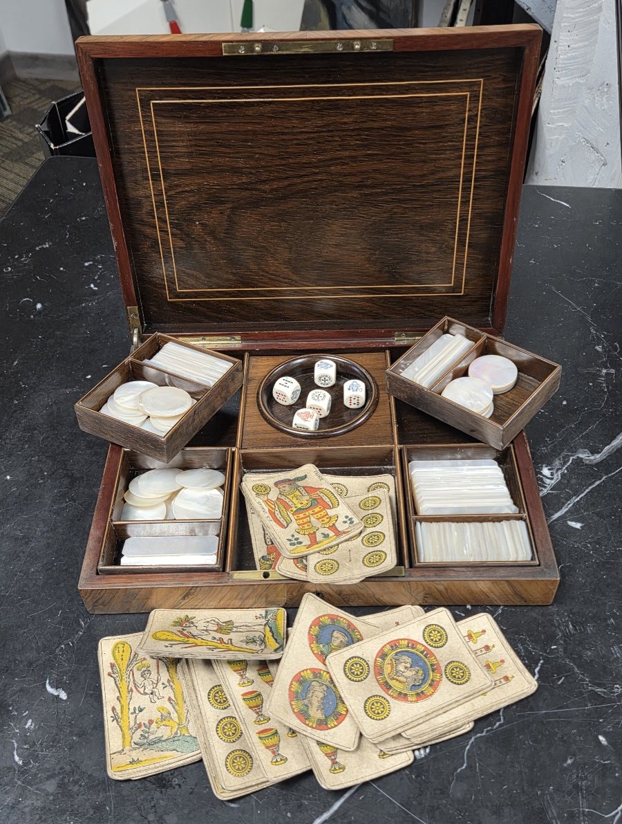Coffret à jeux Napoléon III, jetons en nacre et jeu d'Aluette B.P. Grimaud